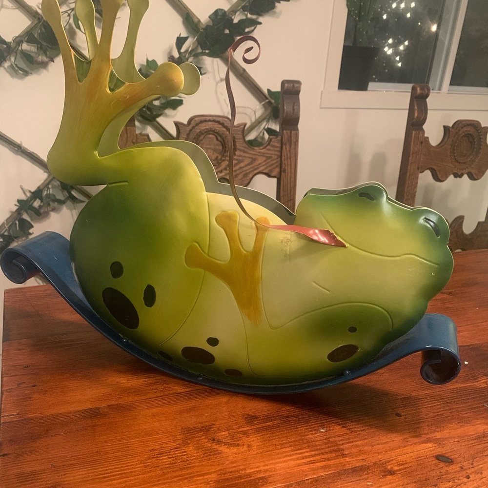 Metal vintage frog magazine holder🐸